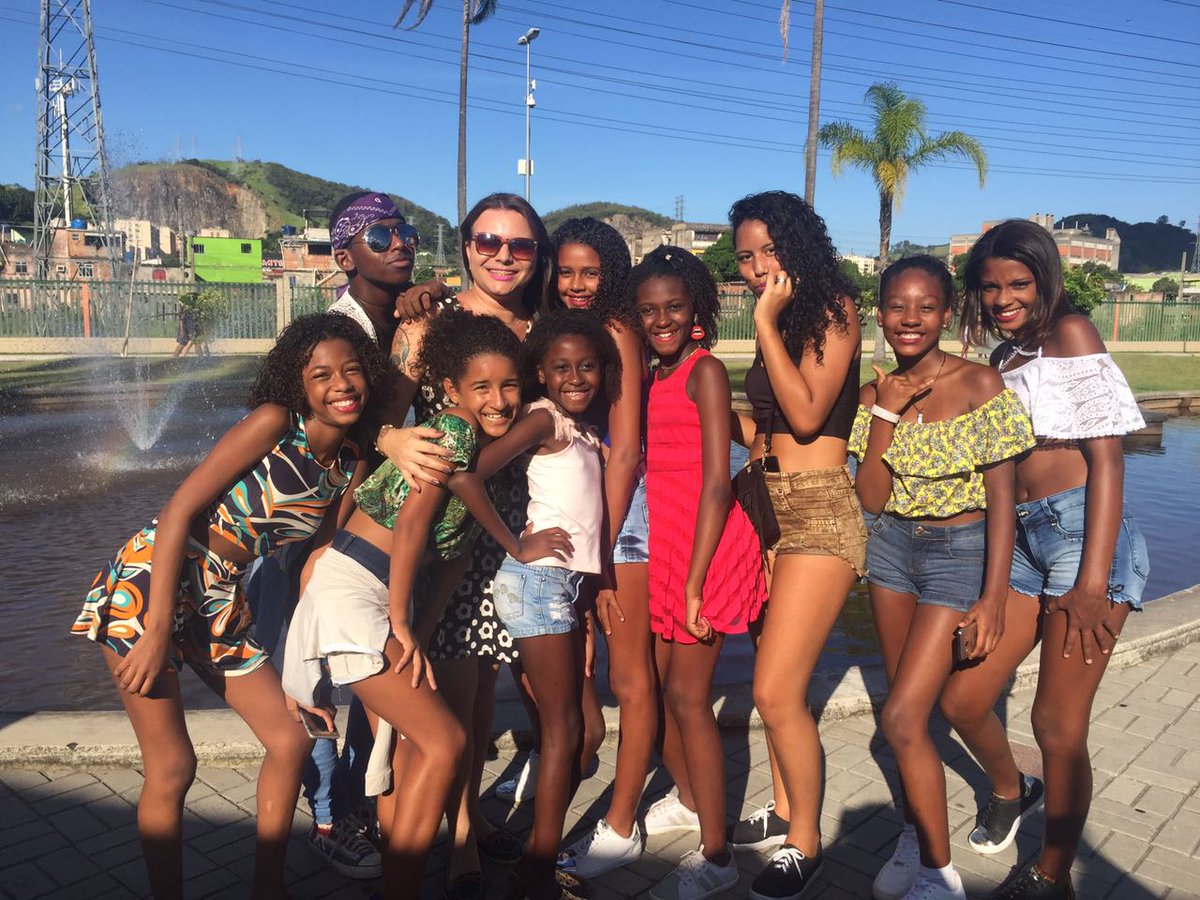 schnnaydderof's tweet photo. Meu primeiro encontro com fãs!  
Perfeitoooooo amo vcs 😍😍😍😍 https://t.co/HDdSJE1zhN