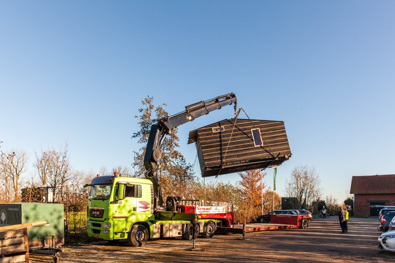 tinytimhouse's tweet photo. Tiny TIM kan vliegen! Het huisje is gemakkelijk te verplaatsen met behulp van deze handige dieplader met kraan. #TinyHouse #Mobile #TinyTIM https://t.co/qusx1nugDs