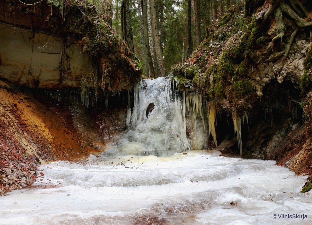 Zartapu ūdenskritums /~2 m augsts/. Šoziem nav tas krāšņākais.
 Slīteres NP, 13.02.17.