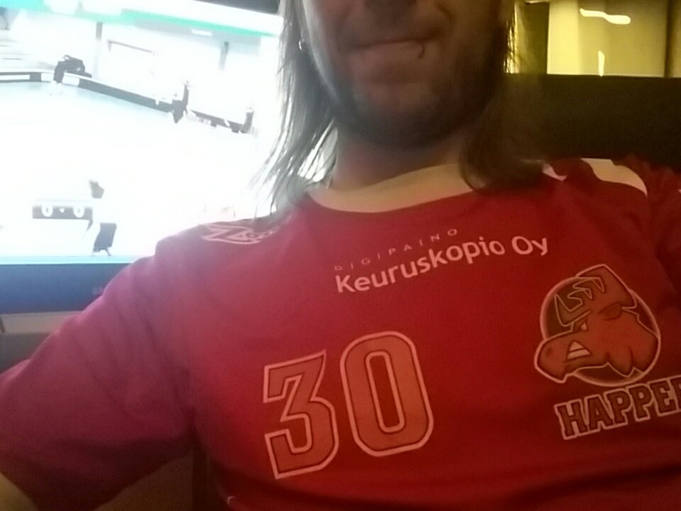 Setamies000's tweet photo. Töissä tänään fanipaita-päivä, jospa Velsan viime kauden vieraspaita tois pisteet tänään Jyväskylään! @HappeeFloorball #salibandy #veikkaus https://t.co/S4HpXCvHL0
