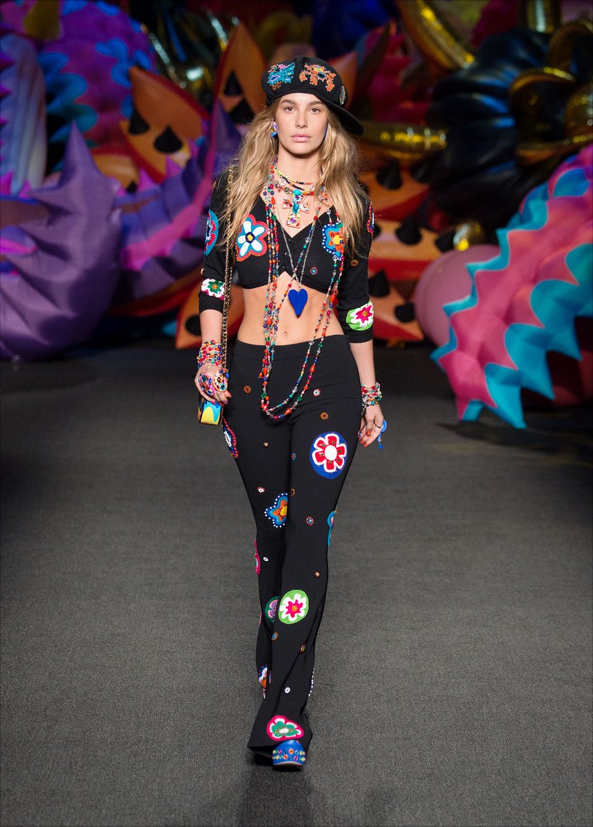 70's vibes! Discover the pieces from the Moschino S/S17 Los Angeles
