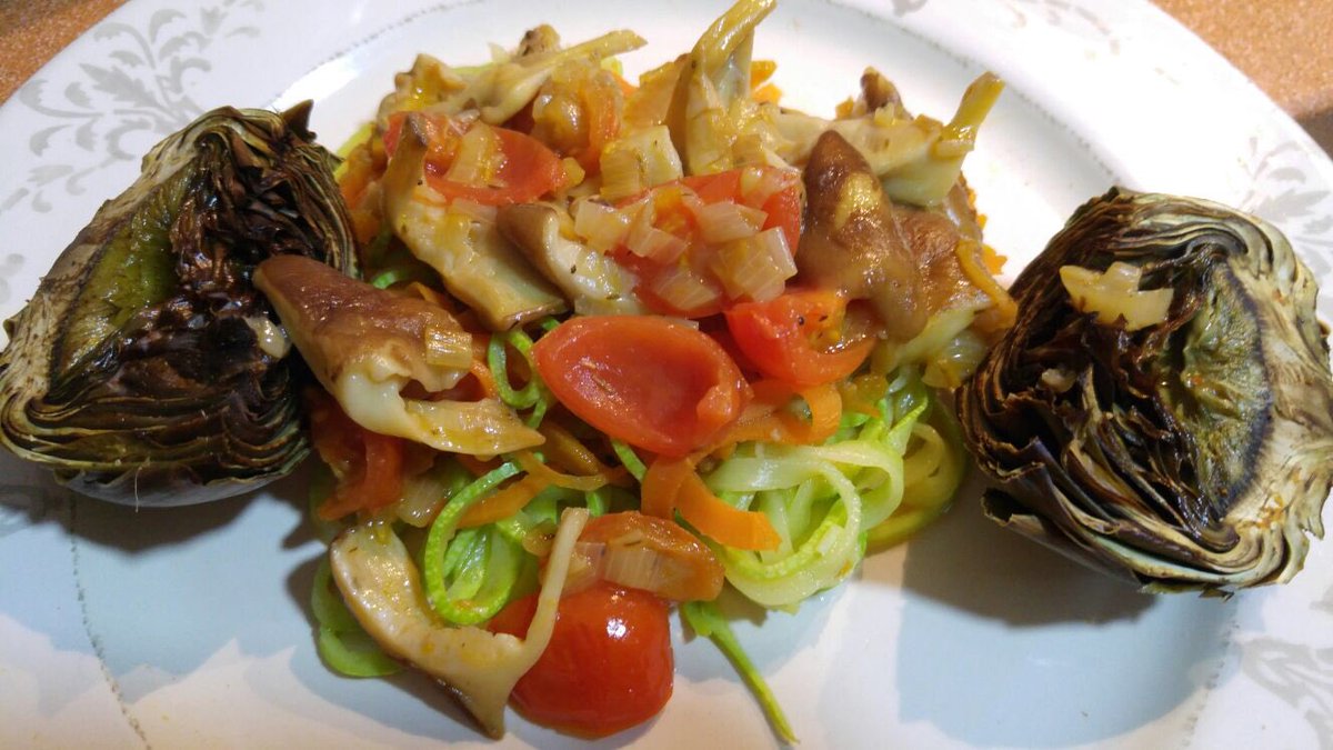 jarsdj67's tweet photo. Spaguetis de calabacín, zanahoria y boniato con shitake salteadas con cebolla y tomates, alcochofa al horno #ConcursoTorresCocina https://t.co/t2EaaCexVG