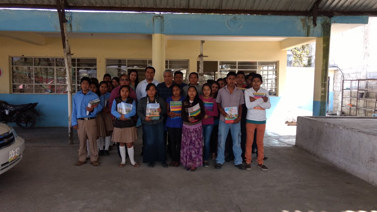 NogalesVer's tweet photo. El alcalde de #Nogales entrego paquetes de libros a alumnos de 2°y 4° semestre del Telebachillerato comunitario ejido Necoxtla, Ojo Zarco. https://t.co/dB8XeK4n1J