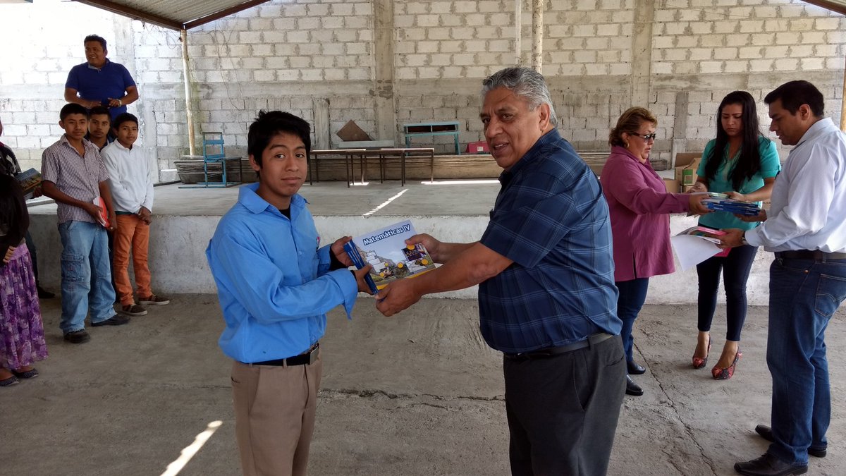 NogalesVer's tweet photo. El alcalde de #Nogales entrego paquetes de libros a alumnos de 2°y 4° semestre del Telebachillerato comunitario ejido Necoxtla, Ojo Zarco. https://t.co/dB8XeK4n1J