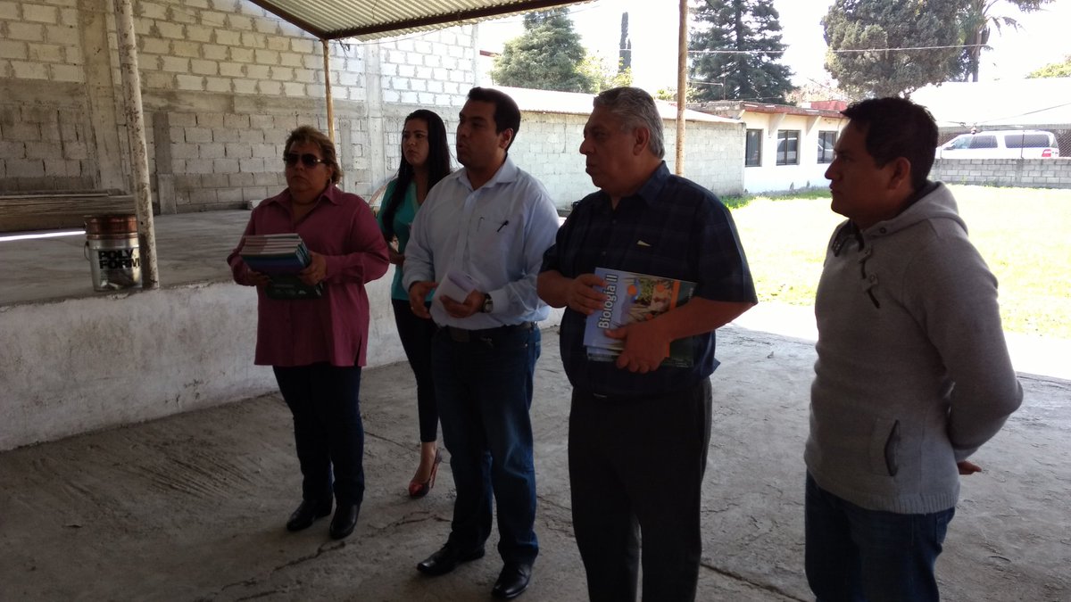 NogalesVer's tweet photo. El alcalde de #Nogales entrego paquetes de libros a alumnos de 2°y 4° semestre del Telebachillerato comunitario ejido Necoxtla, Ojo Zarco. https://t.co/dB8XeK4n1J