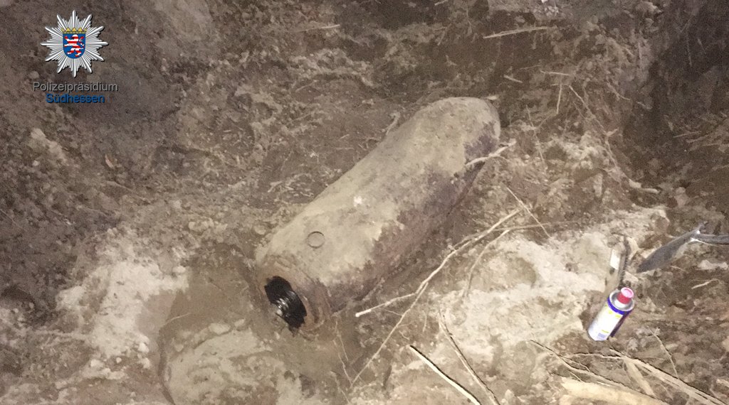 Polizei_SuedHE's tweet photo. Wir liegen gut im Zeitplan und werden jetzt mit der #Entschärfung der #Fliegerbombe in #Kelsterbach beginnen. https://t.co/dPrEzm5rIN