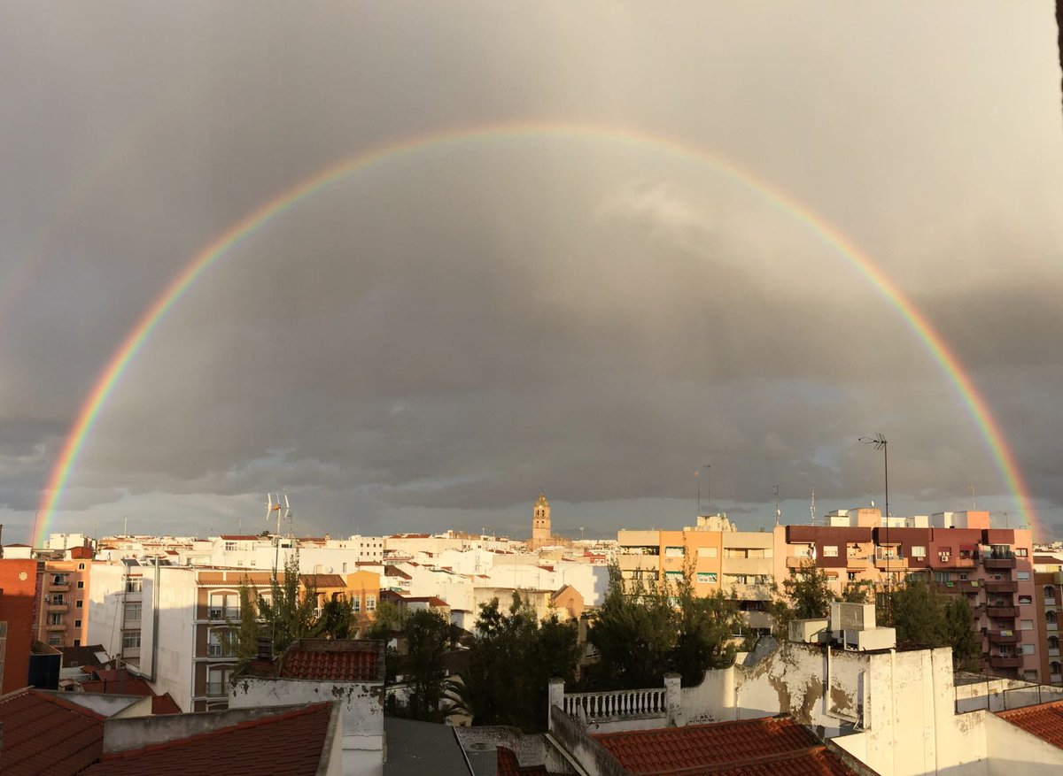 josegonlaz's tweet photo. El arco iris brilla sobra el cielo de #Almendralejo https://t.co/qrwPhZpUHu