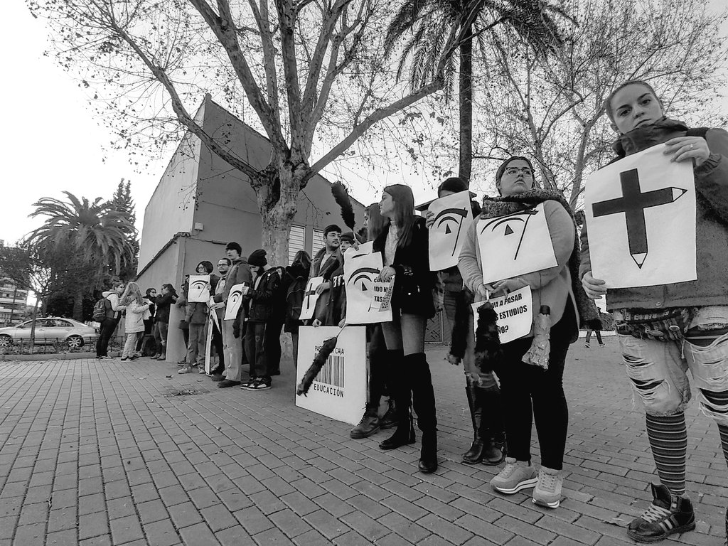 n0elo's tweet photo. Manifestación silenciosa. 
Seguimos buscando que nos hagan caso 
#Susanaseteveelplumero #RipSeñoAndaluz https://t.co/4mtNVlL3HF