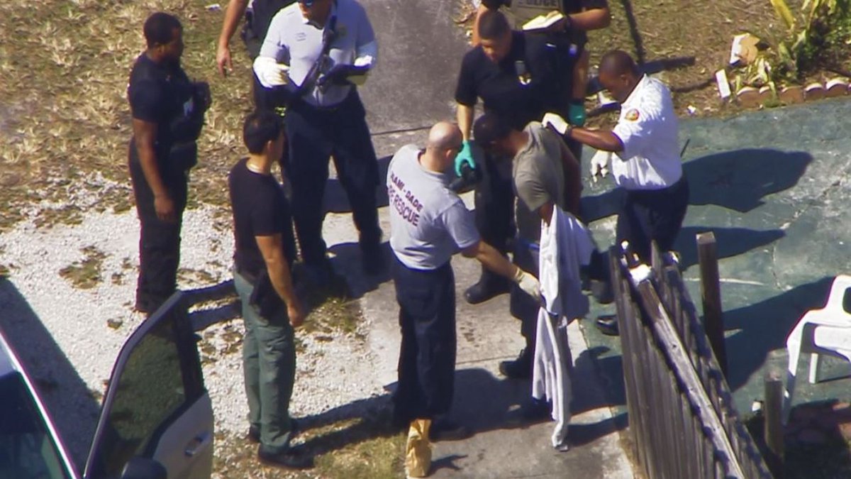 Suspect shot, another bitten by a dog during incident in North Miami Beach bit.ly/2kDbybs https://t.co/28Te69jxBE