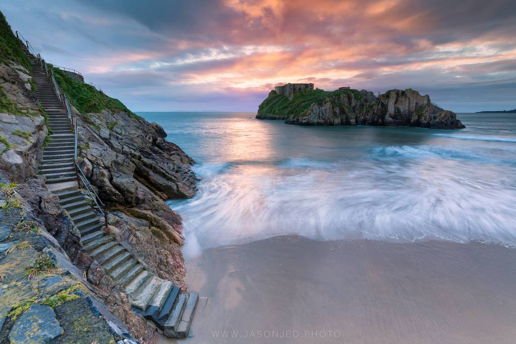 earth_on_fleek's tweet photo. St Catherine' s Fort At Sunrise, Tenby - Wales UK [OC] [5472x3648] https://t.co/eCL8J4GkAY