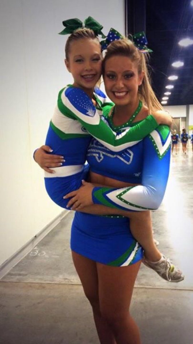 slamb1127's tweet image. Happy #CHEERSPORTweek @busylivesx5 @caro_manning @sydnilamb @LetsGoRays