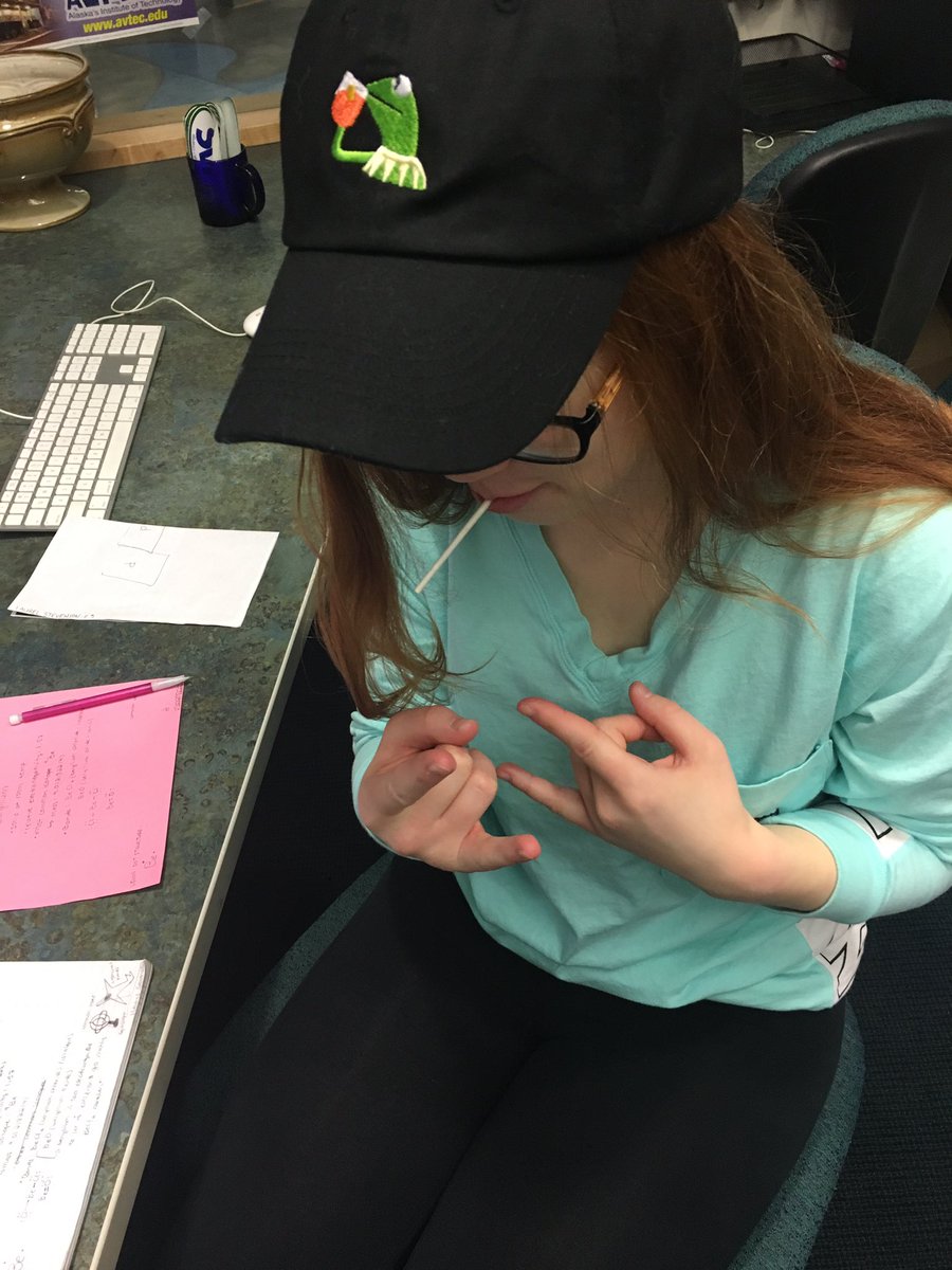 Carly_G_C's tweet photo. " Your hat gives me life" 🐸 #complimentastranger #TMHSkindness2017 https://t.co/J6PxAdr2P2