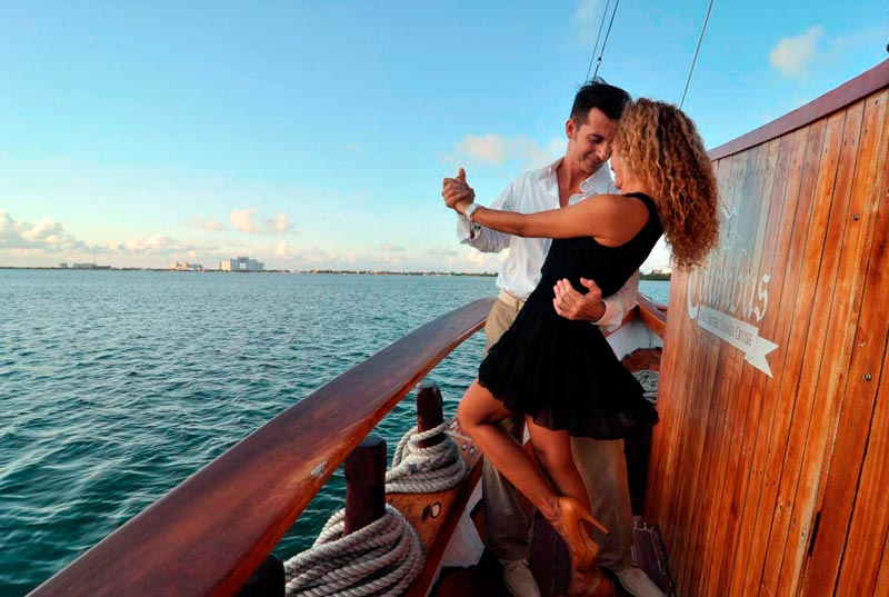 CancunComMx's tweet photo. A2 A sunset cruise on the Nichupte Lagoon in Cancun,pure romance! #mexchat https://t.co/6h2QsDacJW