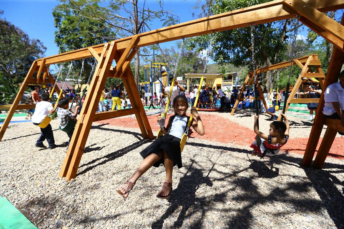 JuanOrlandoH's tweet photo. ¡La alegría y sana convivencia también llegó a Juticalpa con inauguración del Parque Vida Mejor! https://t.co/OIVVx0WfXG