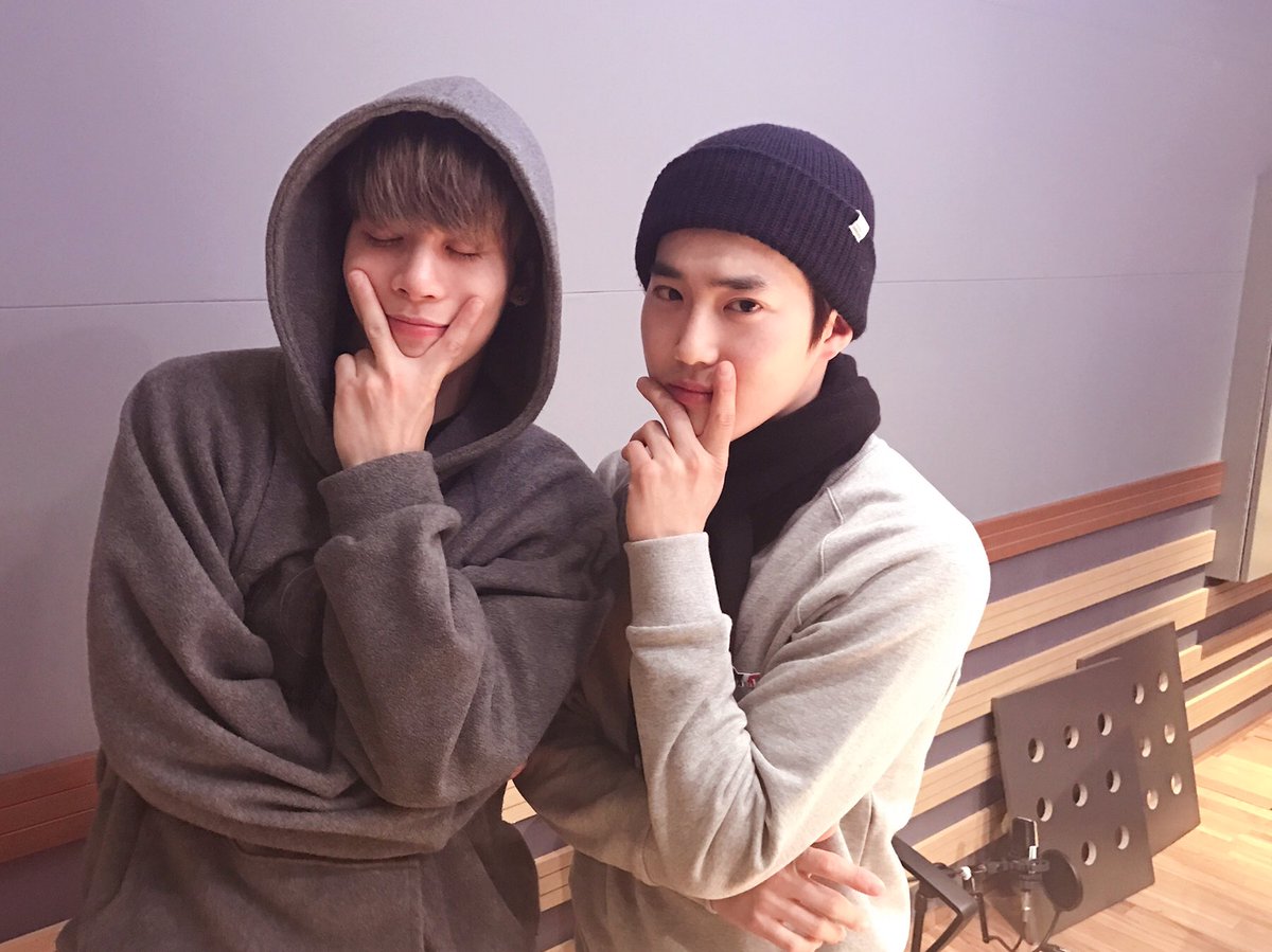 mbcbluenight's tweet photo. #푸른밤 #특별초대석✨
솔로곡🎶 #커튼 을 발표한~
#EXO #수호💕 #배우 #김준면!
이렇게 좋은 솔로곡을 들을 수 있다면 앞으로도 회사에서 부담 팍팍 주시길..👍🏻👍🏻👏🏻 #훈훈한투샷 #우리아직친해요😝 https://t.co/aOv8GBfUVZ