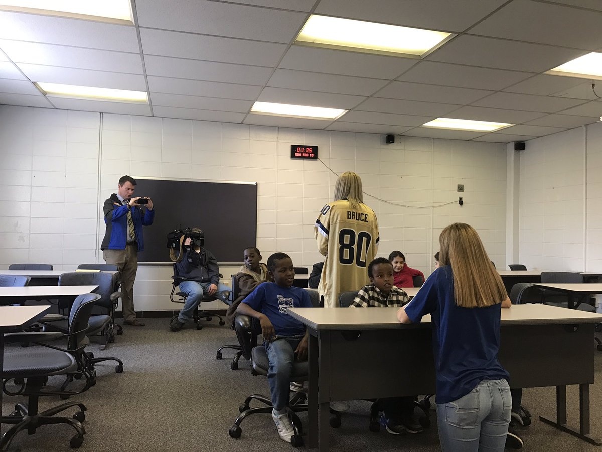 kdehrbernedo's tweet photo. @WLKY shooting a story on site @ESLNewcomer at @GheensAcademy #MaleHS #workingtogether #celebratediversity https://t.co/71kFaUJbu2