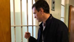lailalarou's tweet photo. @pedroveraOyP  Pedro Sánchez visita la celda de Mandela, "un ejemplo para todos" https://t.co/med9OXW6cg