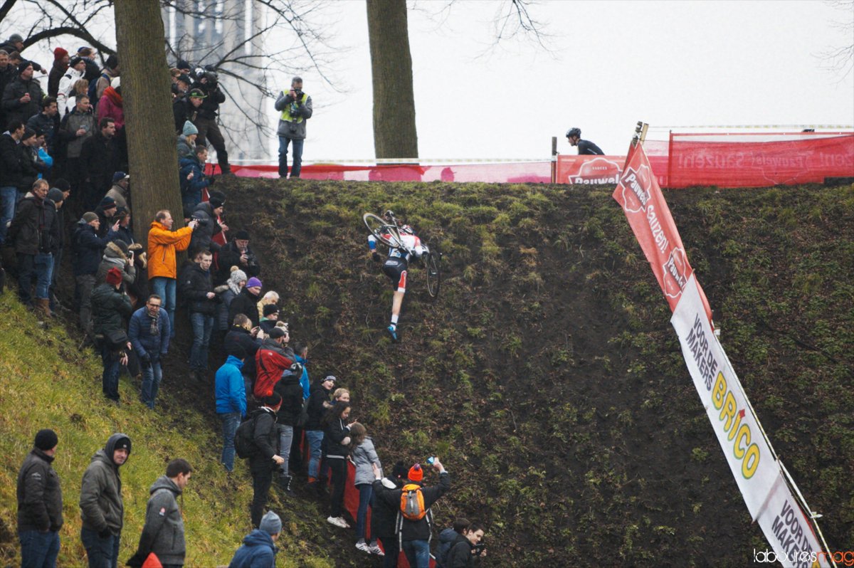 .<a href="/mathieuvdpoel/">Mathieu Van der Poel</a> défend sa forteresse : bit.ly/2kiNO0d #Hulst #Vestingcross