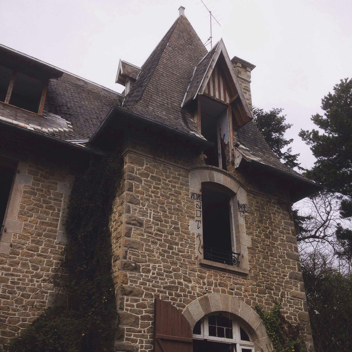 Manoir abandonné perdu en Bretagne 1/4 #urbex #Bretagne