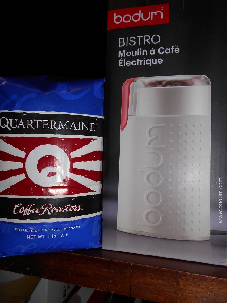 Get a pound of fresh-roasted coffee and grind it yourself at home.
@BodumWorld  #dailygrind #fresh #coffee #beans