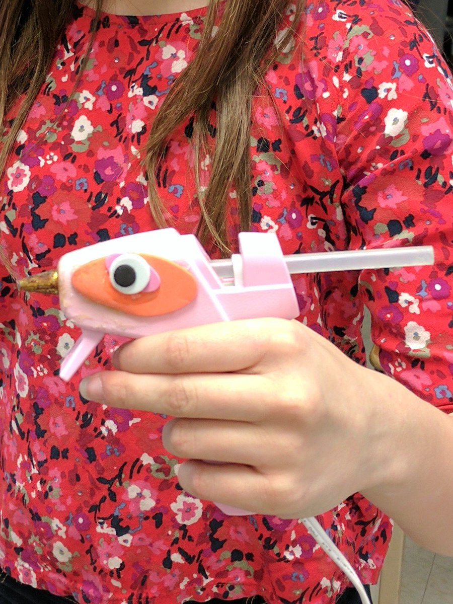 nicolestogaitis's tweet photo. On colle des choses en sciences 7e! Remarquez le style du pistolet à colle 😜 #glueit #cfviamonde #awww https://t.co/CN5g6MJDVg