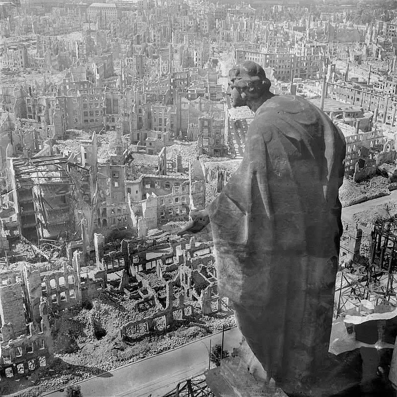 ticiaverveer's tweet photo. 13-15 February 1945
Historic heart of Dresden was destroyed by aircraft armed with more than 4,500 tons of high explosive &amp; incendiary bombs https://t.co/kD9XLTLAOv