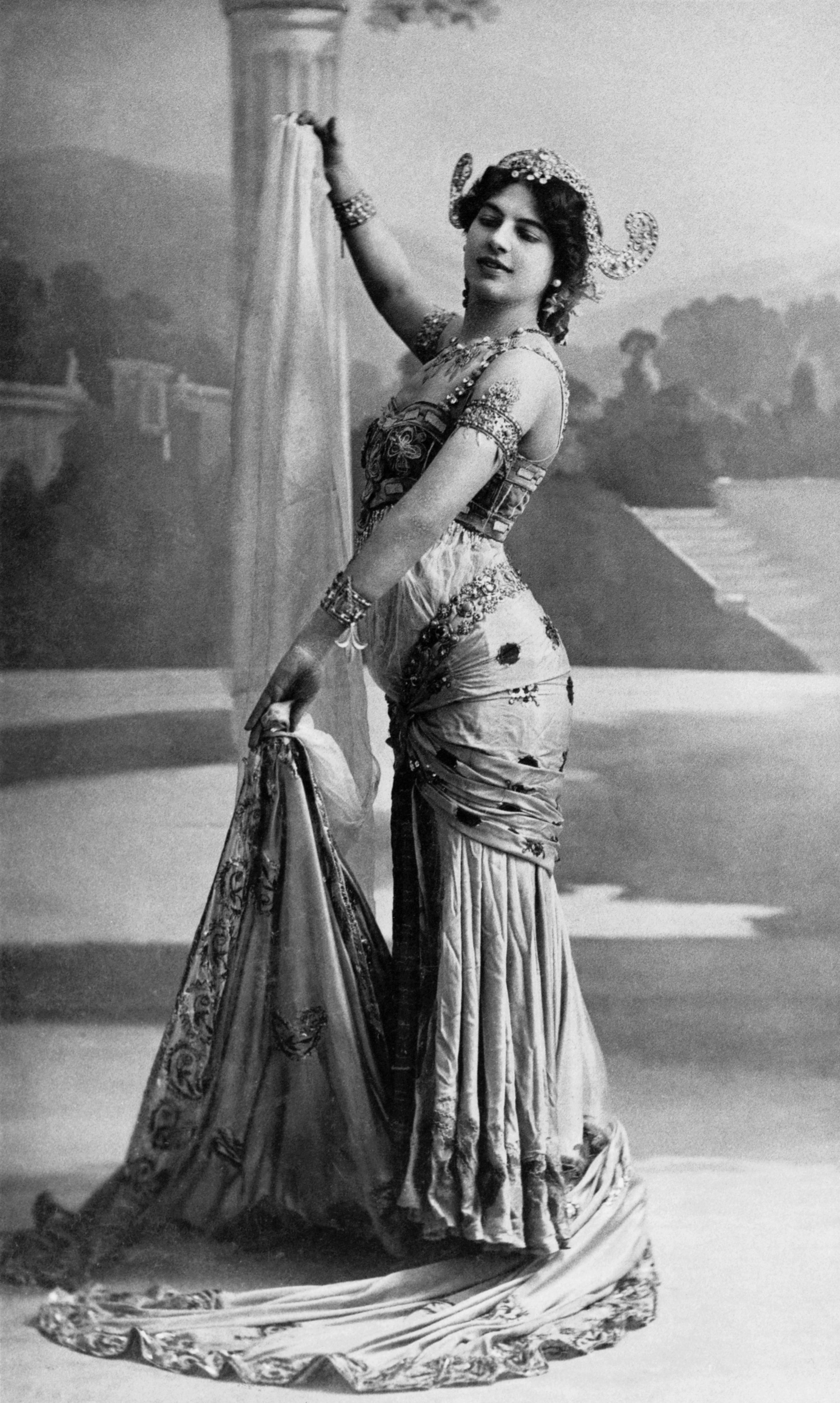Consentimiento dólar estadounidense pegatina Héctor Zagal on Twitter: "La espía Mata Hari bailaba la danza de los siete  velos. Dicen que es una exótica danza enriquecida por candente sensualidad…  https://t.co/gCGwJlpEcW" / Twitter