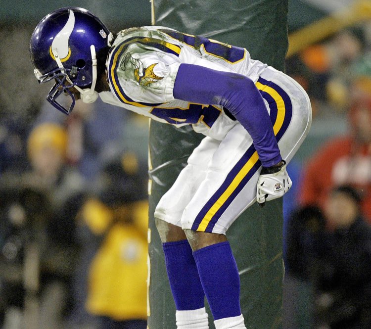 Never forget when Randy Moss mooned Lambeau Field! Happy Birthday 