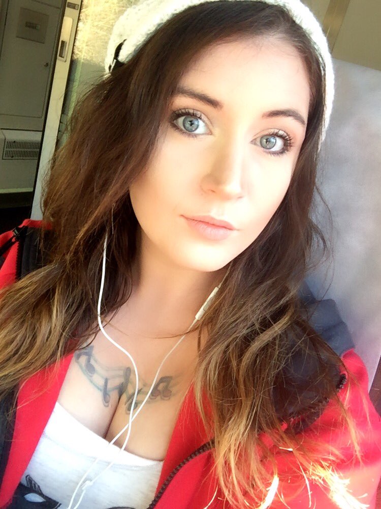 CheriBbe's tweet photo. ...hair needs saving, but make up is on point this morning 💋 Train 🚂 ride to visit the family 😊 https://t.co/YtIYoDqqAk