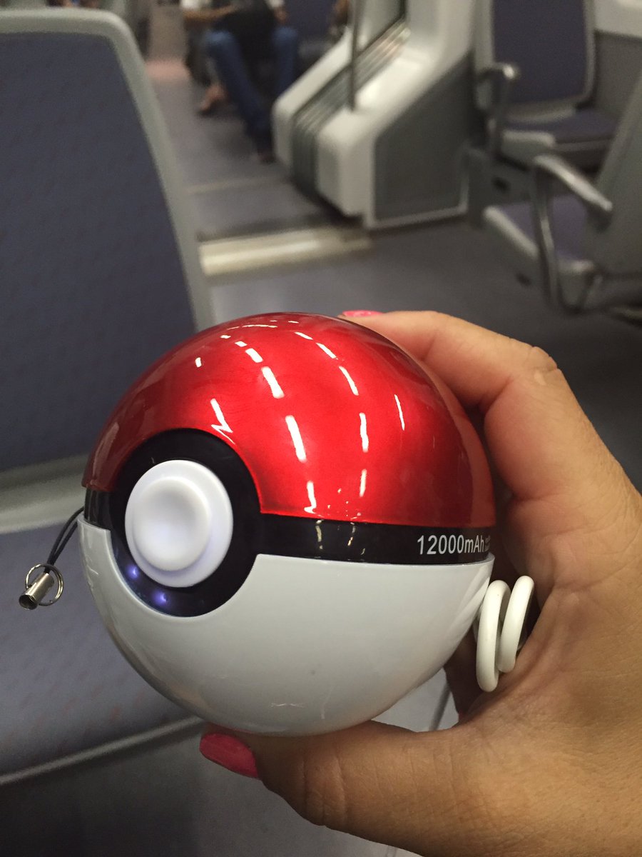 #FelizSanValentin Con el código INWEELOVE tienes 10 EURAZOS de descuento en nuestra Powerbank Pokweball para regalarsela a tu Crush!😏😏