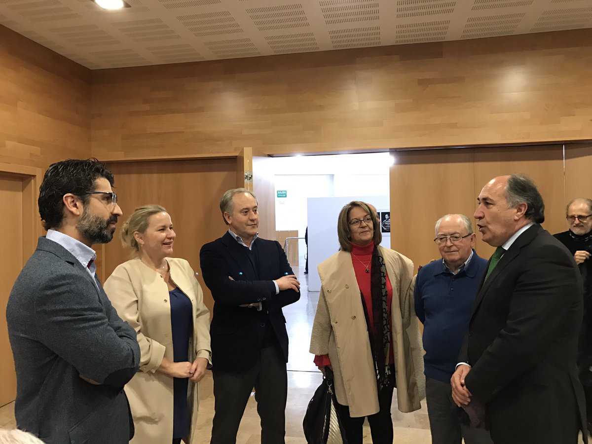 jilandaluce's tweet photo. XVIII Encuentro de Profesionales de la Salud. Una conferencia a cargo del urólogo Eloy Vivas Vargas.
#AlgecirasMejora 
#AlgecirasEsSalud https://t.co/yxOcoe9ERh