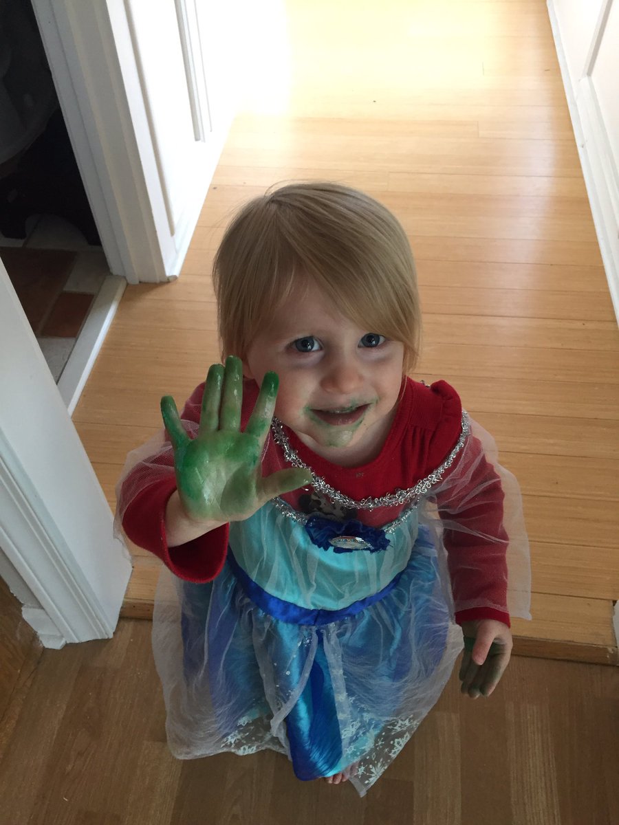 SashaThatGirl's tweet photo. This can mean one of two things... she's turning into The Hulk or @chrissyteigen. 🤞it's CT #FunDip #ButSeriouslyHowDoICleanThis https://t.co/qq5bvQ82RA
