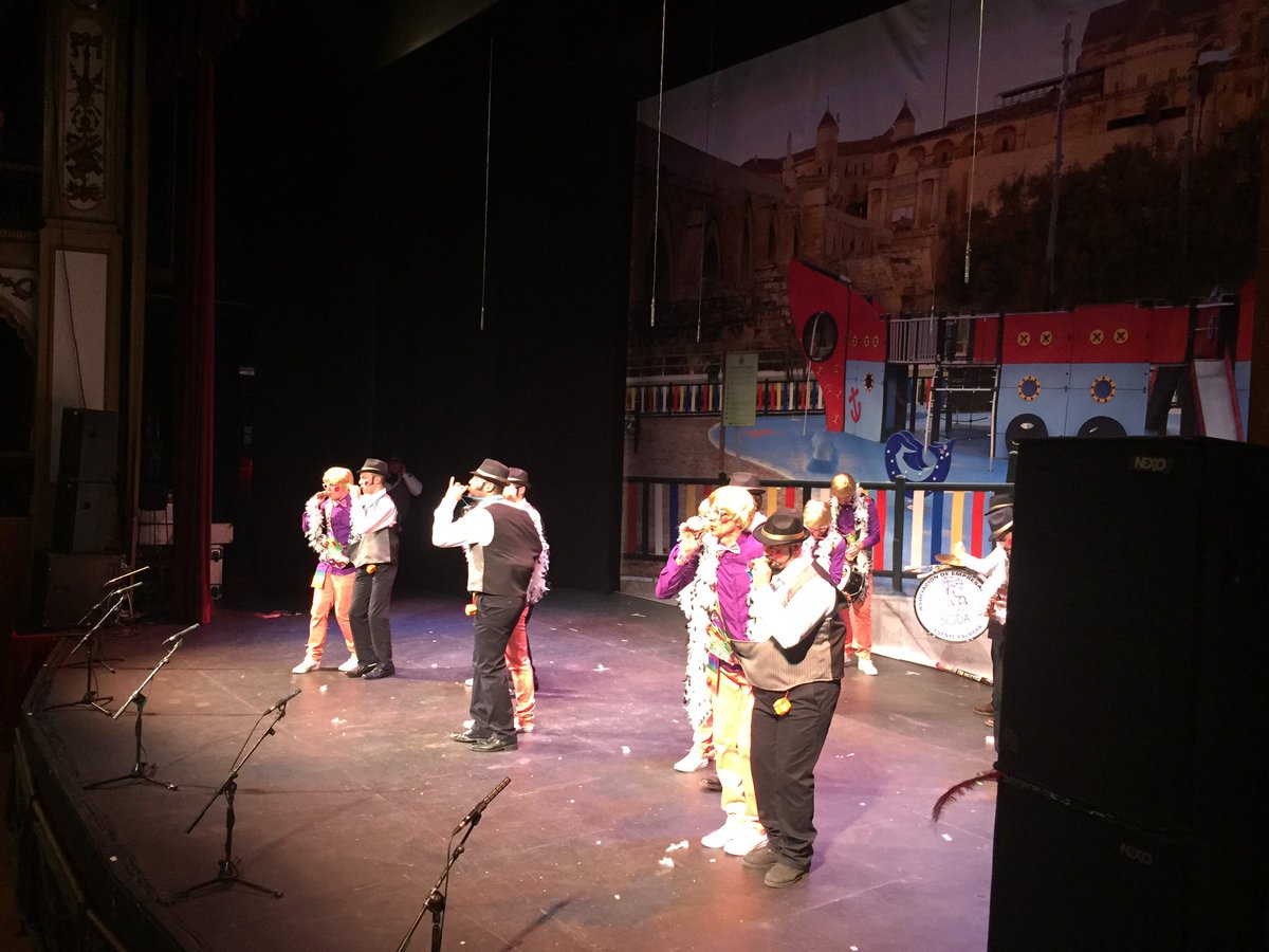 Damos comienzo a la 5 sesión con la chirigota de Fuente Palmera "Estamos pegaos". #CoaCorS5