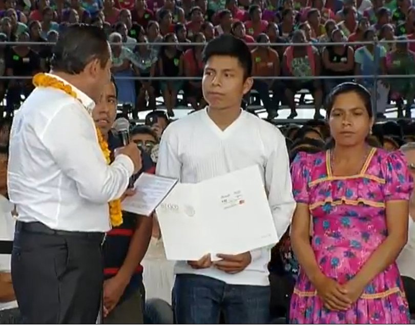 paula_hdz's tweet photo. Todos los jóvenes PROSPERA que concluyen su Educación Media Superior cuentan ya con una beca universitaria para continuar sus estudios https://t.co/ktaNBo84MZ