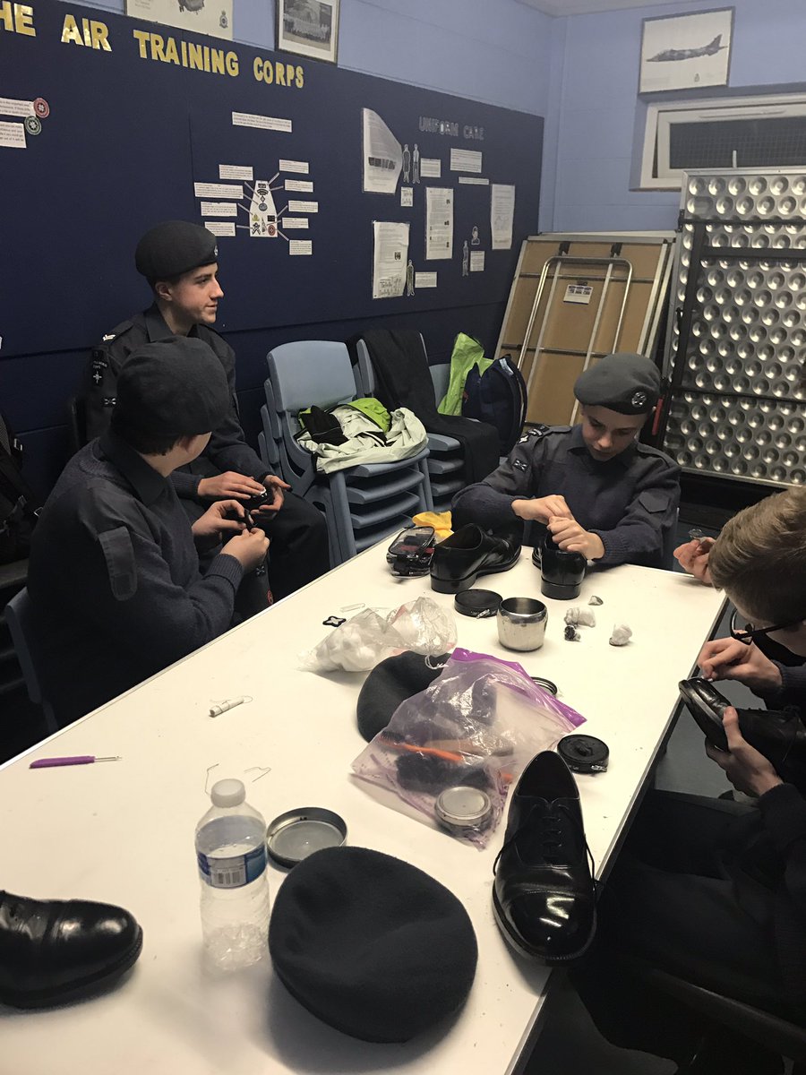 70SqnATC's tweet photo. Our recruits getting their hands dirty but having fun.... #whatwedo #kitcare https://t.co/ccH0IysnQF