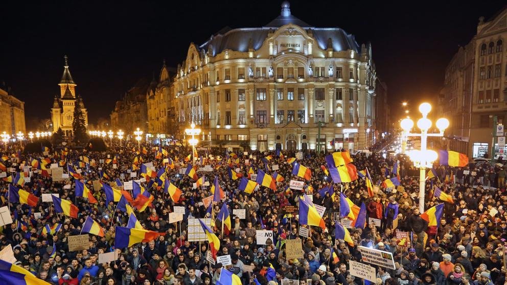 elpopularmx's tweet photo. Rumania se harta de sus políticos corruptos y toma las calles #Internacional https://t.co/2orMhjxFWv https://t.co/dfsEwkyAiO