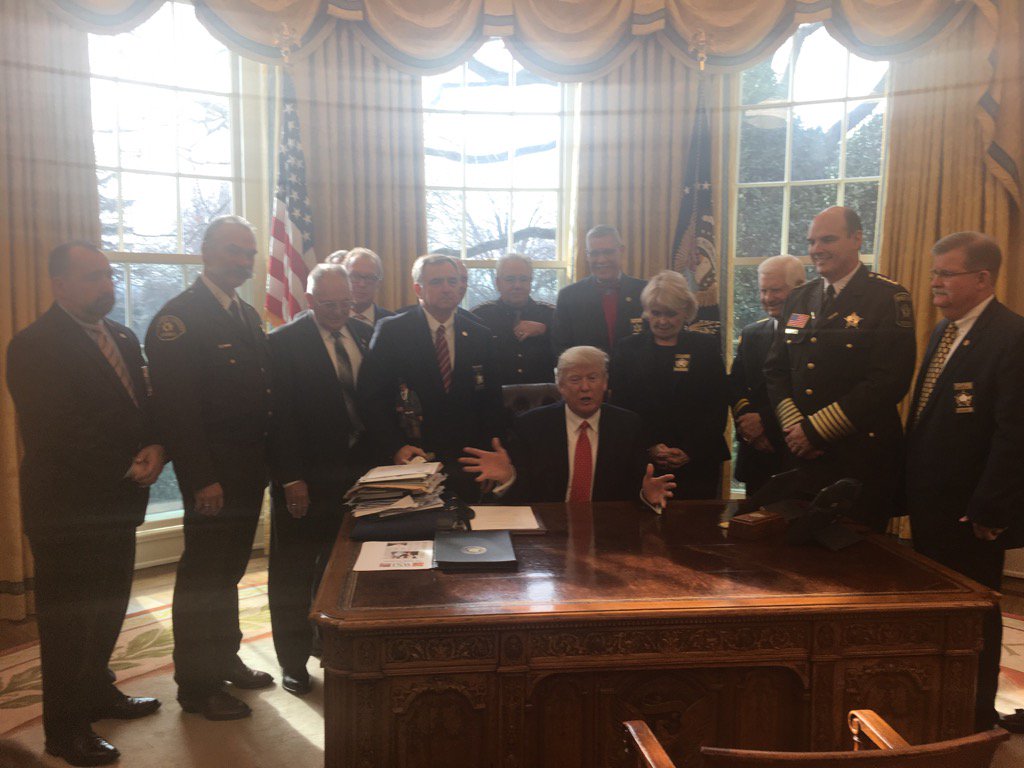 AmyYannello's tweet photo. #Absenceofcolor: Sheriffs tour #Oval after @POTUS has "listening" session; says murder rate highest in 47 yrs but media won't report. #FALSE https://t.co/pgt9iFk4BT