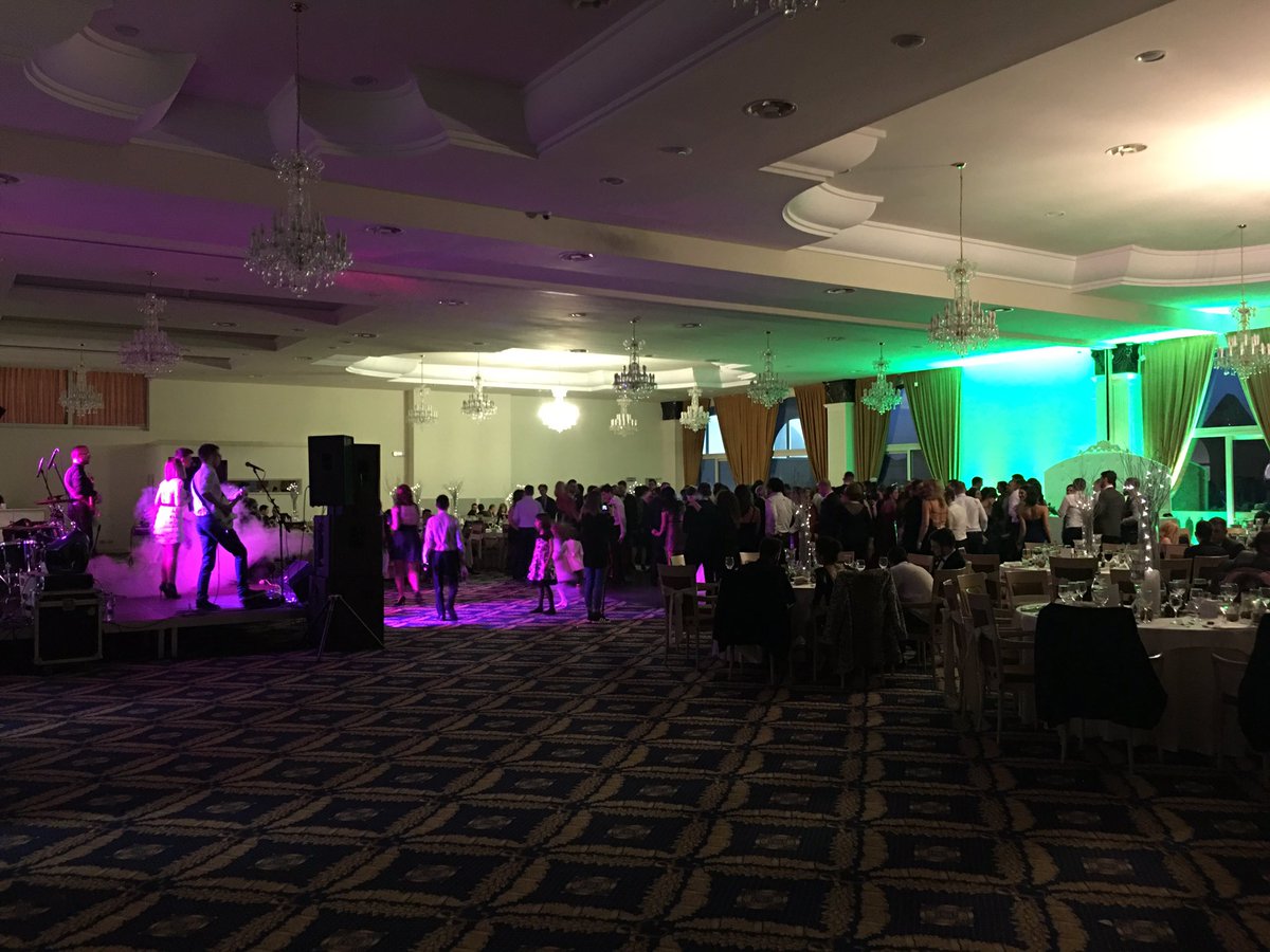 Zilele trecute am fost alaturi de doi miri frumosi , intr-o zi speciala. Casa de piatra! Lumini arhitecturale si podium pentru formatie.