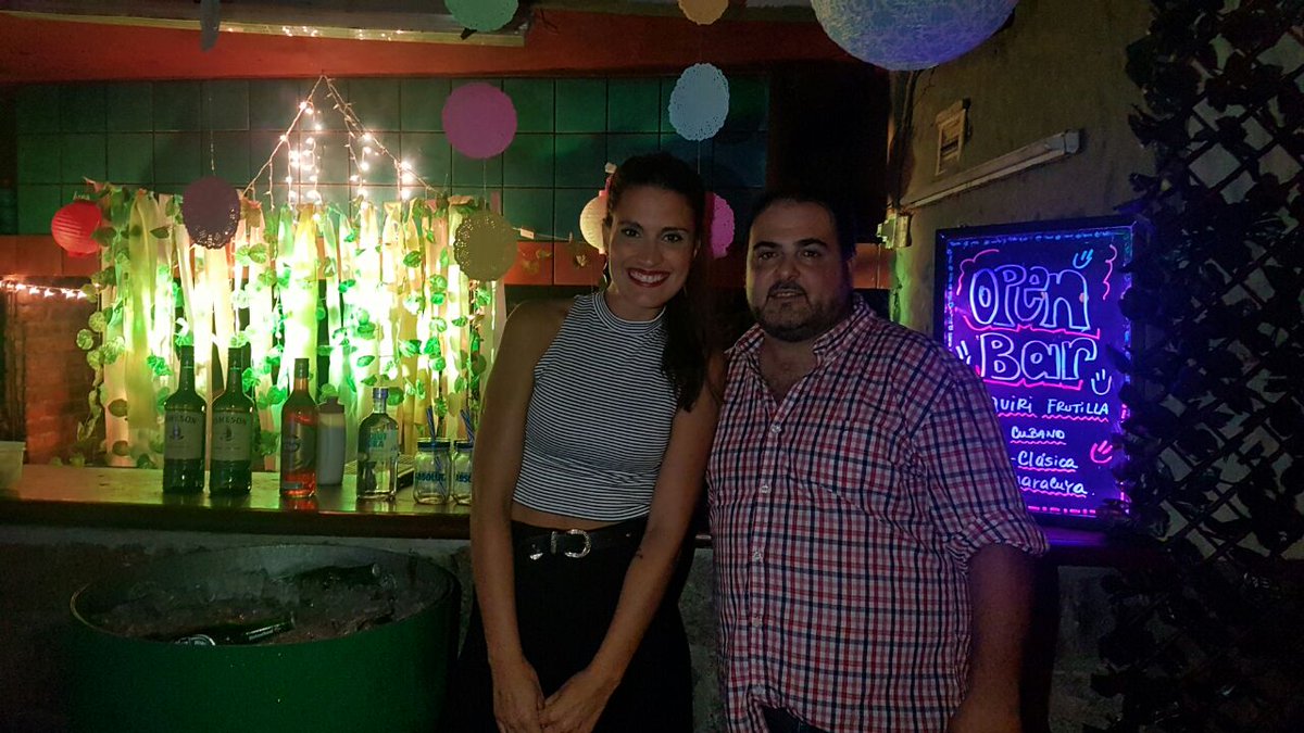 tikibarras's tweet photo. Festejando el cumple de @luciabrocal con los mejores tragos de @tikibarras https://t.co/zsFEw53ang