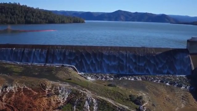DiscoverVIRALUK's tweet photo. https://t.co/xHZlDPC4Xw Drone footage captures emergency overflow of Lake Oroville in California {VIDEO} #OrovilleDam #OrovilleSpillway https://t.co/W6N8zWUtUC