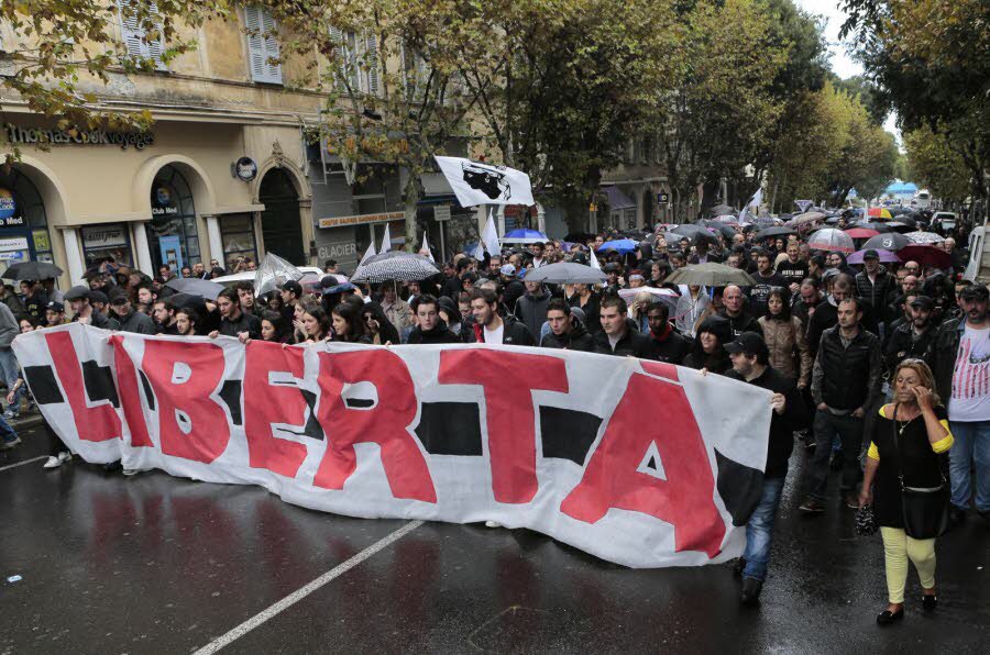 ernaigazte's tweet photo. Atxilotuak izan diren Korsikako 9 gazte independentistei gure elkartasun eta babes osoa Euskal Herritik. Libertá! https://t.co/PoblKBefKH