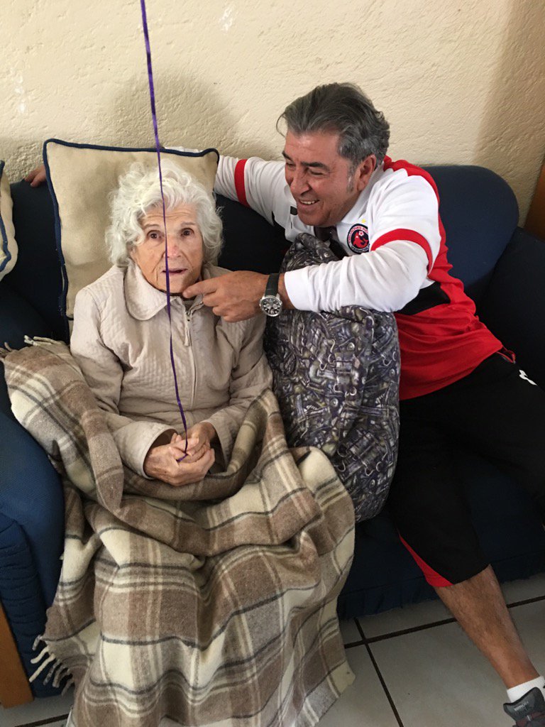 Carlos8Reinoso's tweet photo. Con mi viejita 101años la amo con todo mi corazón ❤❤❤❤❤❤ https://t.co/oNlp5npAhT