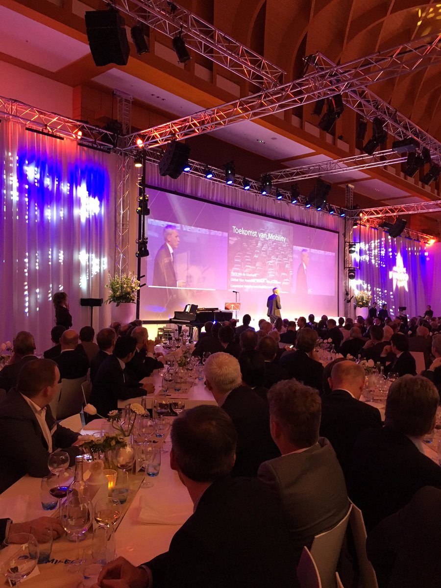 AIAwardNL's tweet photo. "We stoppen 70 miljard in auto's die voor 90% stilstaan. Dat is onhoudbaar", zegt Floris van de Klashorst van Renault-Nissan @AIAwardNL https://t.co/ydzeZcHNY6