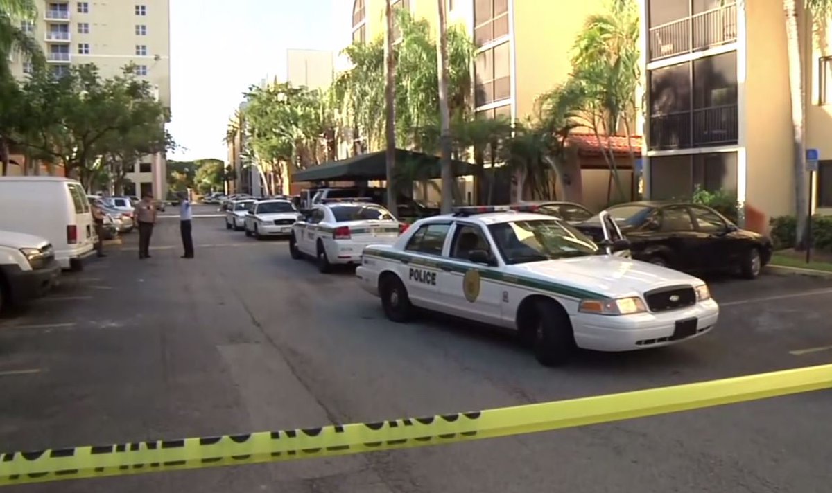 JRodzMIA's tweet photo. #MDPD manhunt on for person of interest in the horrific murder of a woman in her #Fontainebleau apartment @Telemundo51 @lisettmarit51 https://t.co/TSpJEJnOZF