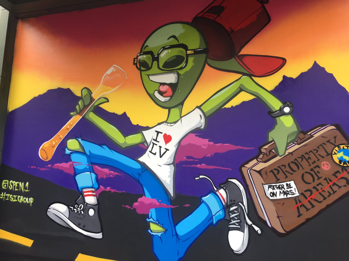 TheLINQ's tweet photo. Checking out the new art up @LinqPromenade by the #IsiGroup https://t.co/cdI0wNVjkO