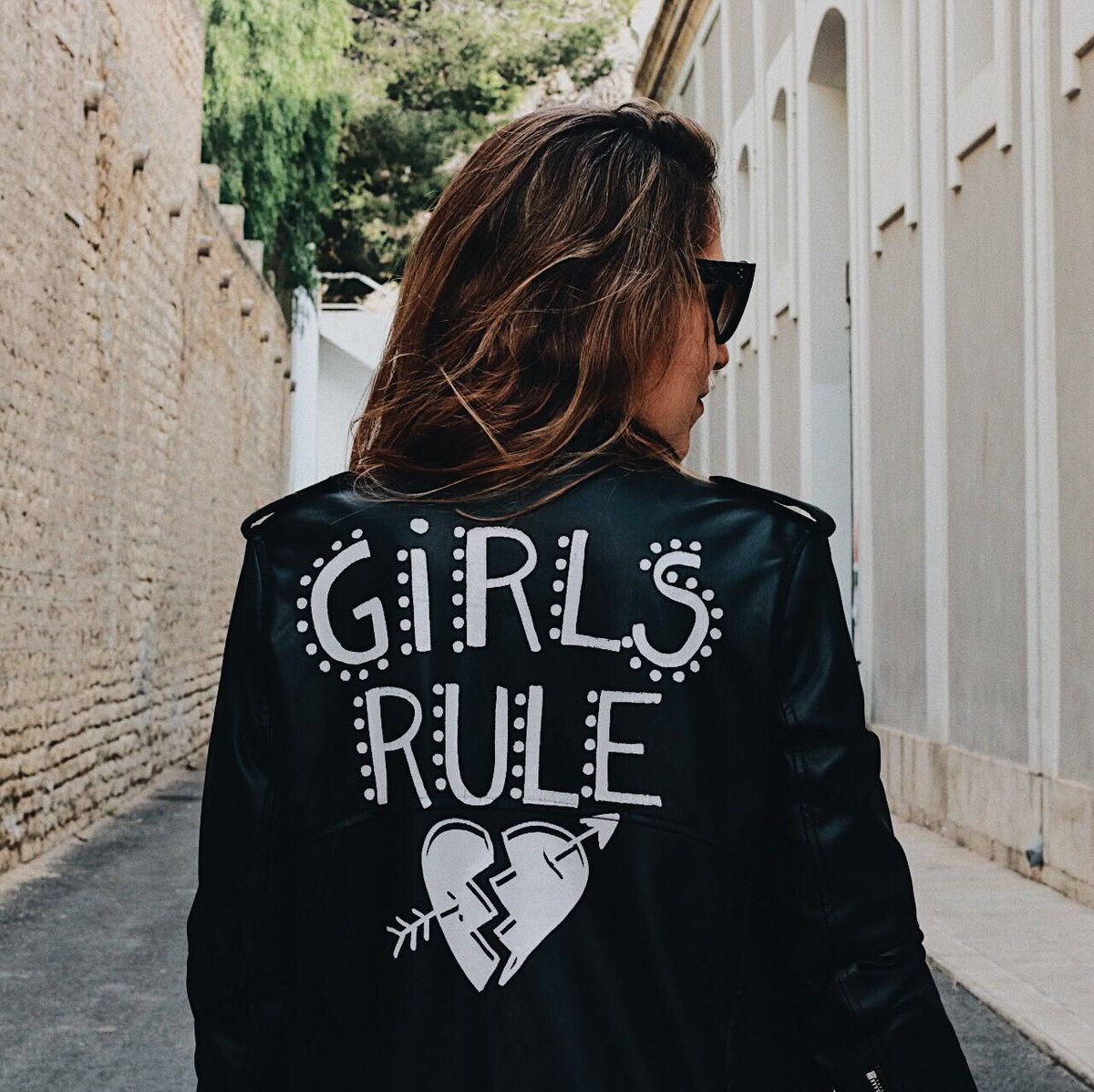 sofialledogomez's tweet photo. GIRLS RULE 💔 📸 @christianoriola 
#locaporlosbolsos #instablogger #amazing #jacket #blonde #streetstyle #zara #black #outfit #outfitideas4you https://t.co/vyguDn6A8R