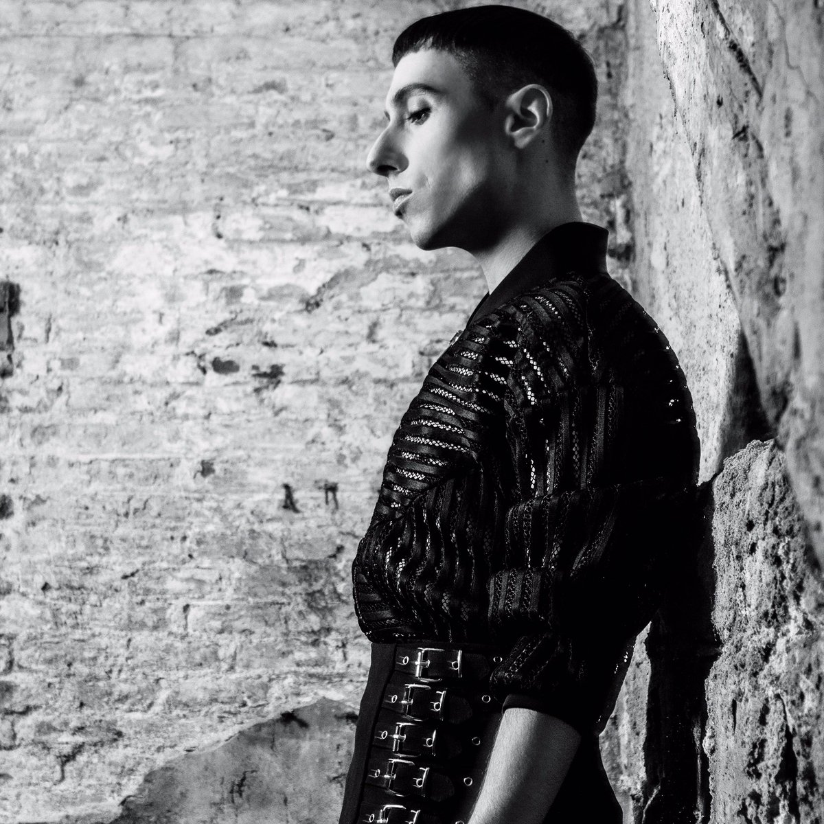 📸 'Cuando la oscuridad se vuelve aliada' Ya en la revista @modacalles Un trabajo de <a href="/Dondykriga/">Dondyk+Riga</a> con look de <a href="/_DavidCatalan/">David Catalan</a> &amp; <a href="/amenmadrid/">AMEN</a>