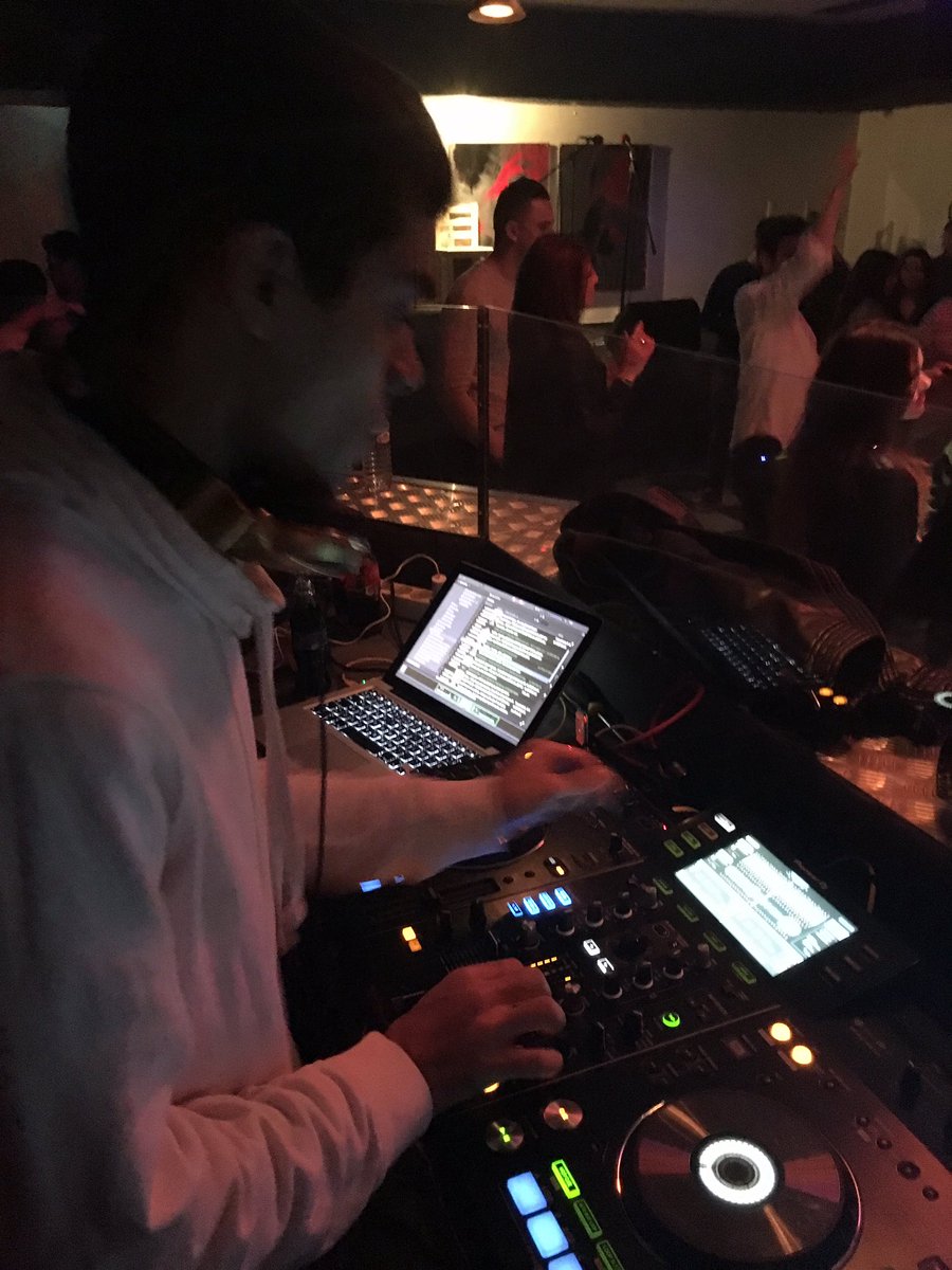 LatraDj's tweet photo. Gran noche en #saladejavu #polan!con el concierto en directo de el #maky y #Mariaartes y la #musica del momento cn un servidor #djlatra https://t.co/cDmPbT4Csn