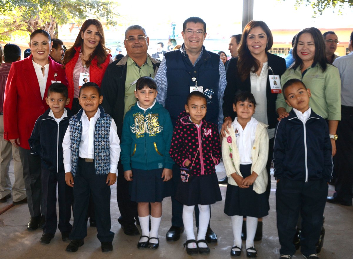 DifusionAhome's tweet photo. Preside Álvaro Ruelas Echave Lunes Cívico en Esc. Prim. Reforma del Ej. Benito Juárez. https://t.co/ieDqvscn3v