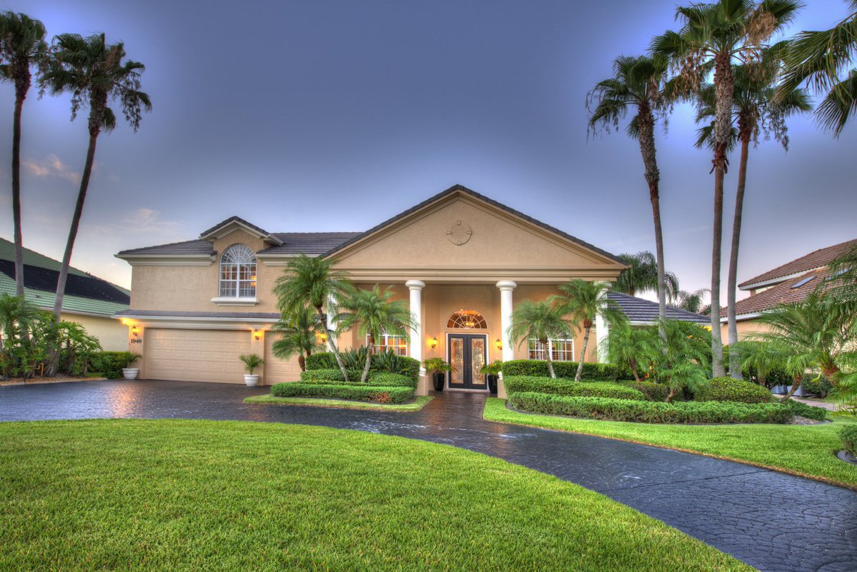 StarsOfPremier's tweet photo. #SpruceCreekFlyIn #LakeView #GolfCourseView 5BR/4BA home #TileRoof #GatedComm #SafeRoom #OversizedGarage #7FL6 #Tour https://t.co/Iwn1kGrspT https://t.co/jOjnpHNKt4